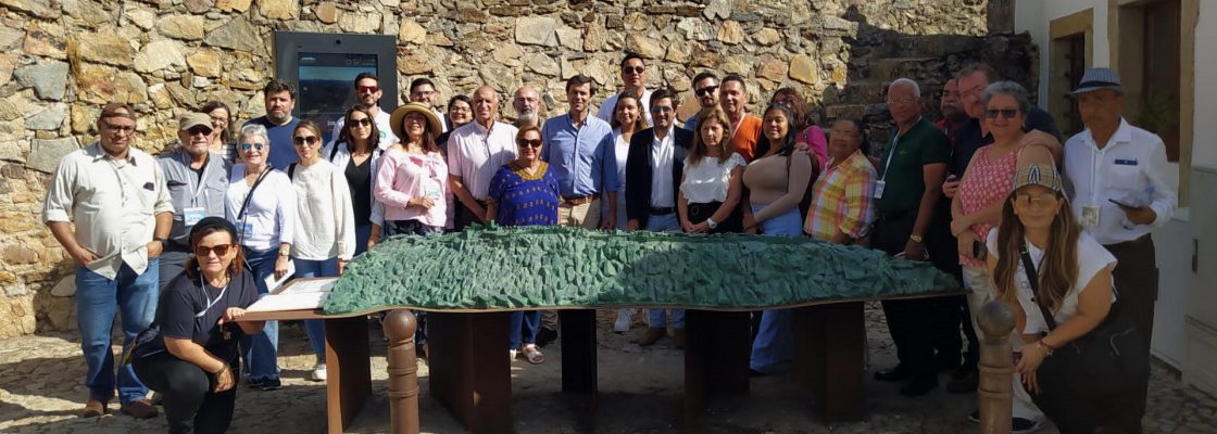 Grupo de turistas ibero-americanos de visita à vila de Marvão