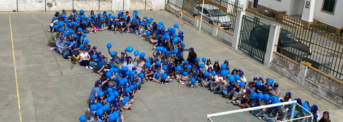 (Português) “Laço Azul Humano” assinala Mês da Prevenção dos Maus Tratos na Infância