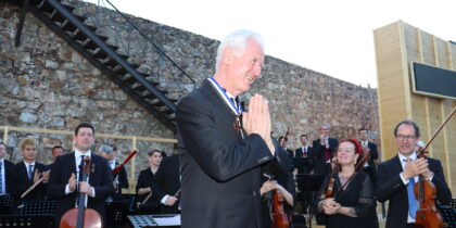 (Português) Maestro Christoph Poppen condecorado por Marcelo Rebelo de Sousa